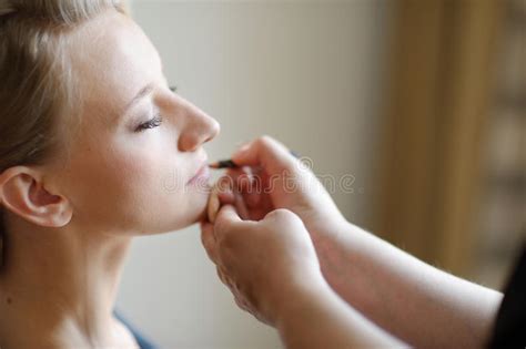 Novia Hermosa Joven Que Aplica Maquillaje De La Boda Imagen De Archivo