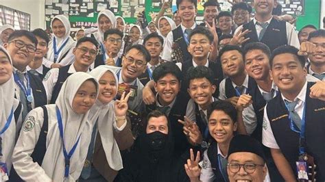 Musisi Alan Walker Kunjungi Sekolah Al Azhar Medan Guru Dan Murid