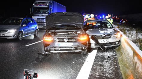 Unfall Auf Der A In Fahrtrichtung Mannheim Fahrzeuge L Sen Stau Aus