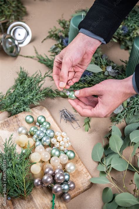 Kranz Binden Mit Eukalyptus Distel Mimose Und Zypresse Adventskranz