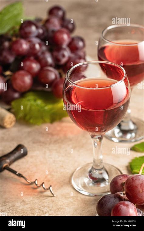 Zwei Gl Ser Rotwein Ein Haufen Rote Trauben Und Korkenzieher Auf