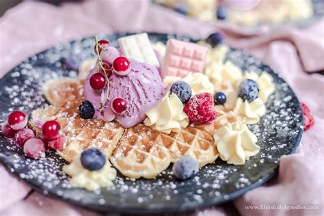 Klassische Waffeln Mit Eis Und Vanillecreme Life Is Full Of Goodies