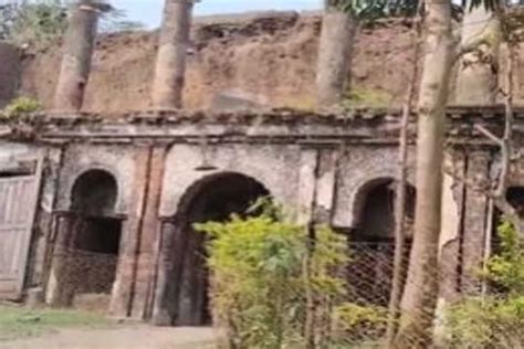 Bardhaman Rajbari : The historical building is in very bad condition ...