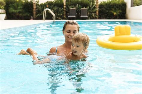 Madre Y Su Peque O Y Lindo Hijo Nadando En La Piscina Al Aire Libre