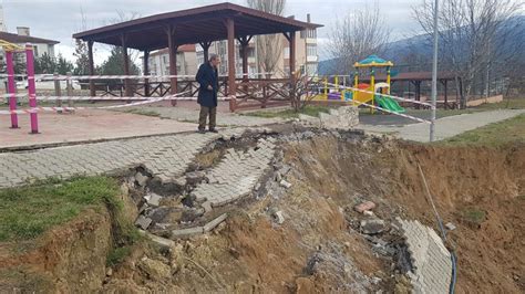 Karab K Te Ocuk Park Nda Kuvvetli Sa Anak Sonras Pe Pe E Heyelan