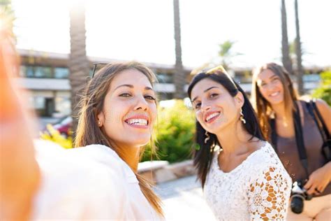 Dos Novias Femeninas En Una Escena Romántica Al Atardecer O Amanecer