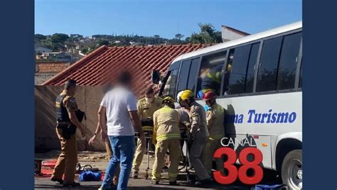 Ônibus de transporte universitário perde o freio e invade muro de