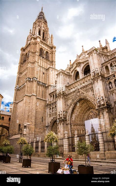 Puerta de los leones de la catedral de toledo fotografías e imágenes de