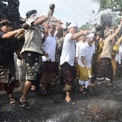 Camat Kuta Selatan Hadir Di Acara Tradisi Siat Yeh Banjar Teba Jimbaran