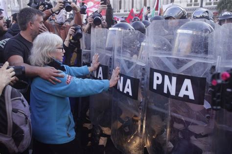 Argentina La Polic A Vuelve A Reprimir A Jubilados Que Protestaban