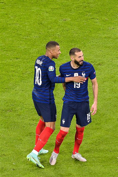 Photo Kylian Mbappé et Karim Benzema lors du match de l UEFA Euro