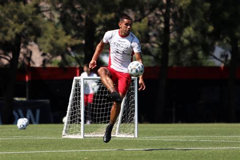 Newell S Continu Con Los Entrenamientos Mientras Busca Los Refuerzos