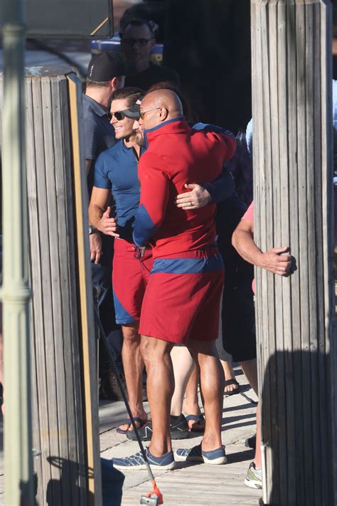 Photo Zac Efron Et Dwayne Johnson Décontractés Sur Le Tournage De