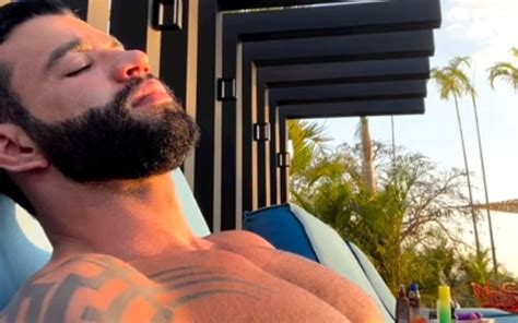 Gusttavo Lima Sensualiza Em V Deo Sem Camisa E Recebe Recado Da Esposa