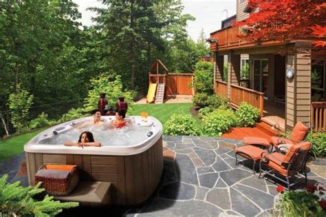 30 Stunning Garden Hot Tub Designs