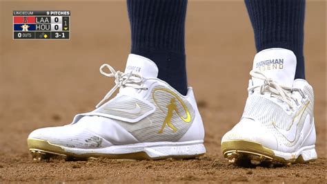 many players wearing these Ken Griffey Jr. tribute shoes today : baseball