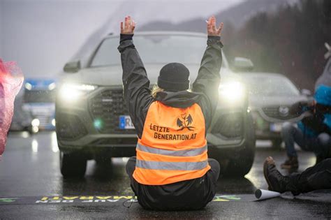 Klima Kleber Feiern Polizei Reaktion Bei Blockade In Ischgl