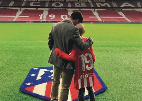 La Sonrisa de María protagonista en el saque de honor del partido