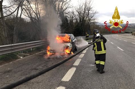 Incidente Sulla Napoli Canosa A Fuoco Un Auto Con Due Ragazzi Illesi