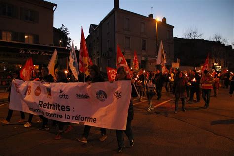 Près de 200 personnes défilent à Brioude à la lueur des flambeaux