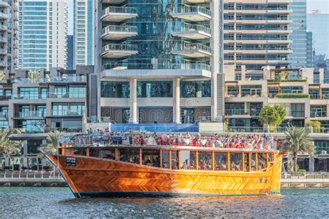 Uae Dubai Dez Touristes De Transport De Bateau En Bois Dans