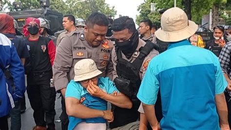 Polisi Bubarkan Demo Upah UMP DKI 2024 Di Balkot Angkat Demonstran