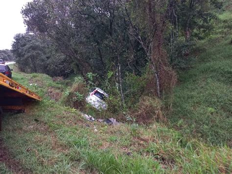 Mulher fica ferida após carro sair da pista na PR 180 PP News FB