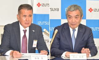㊧井筒屋の次期社長に内定し、経営方針について語る松本圭氏 ㊨トップ交代の理由を説明する影山英雄社長 - 次期社長、3カ年の中期経営計画策定に ...