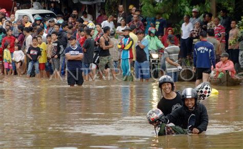 AKSES JALAN TERPUTUS ANTARA Foto