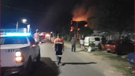 Feroz incendio en Lomas una familia perdió todo y la casa corre