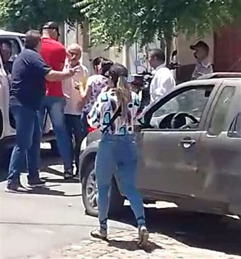 VÍDEO Ex prefeito de Uiraúna agride eleitor após acusação de boca de