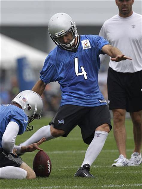 Jason Hanson kicking field goals at start of Detroit Lions morning ...