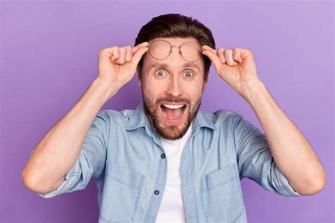 Foto De Feliz Emocionado Loco Sorprendido Hombre Impactado En Gafas Ver