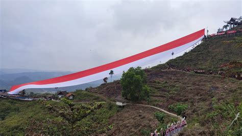 Bendera Merah Putih Raksasa Sepanjang 150 Meter Berkibar Di Bukit