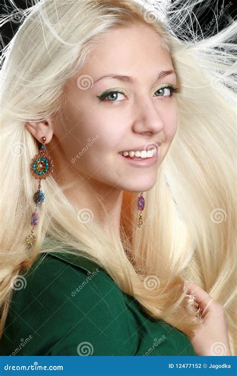 Junge Frau Mit Dem Langen Blonden Haar Stockfoto Bild Von Attraktiv Erwachsener 12477152