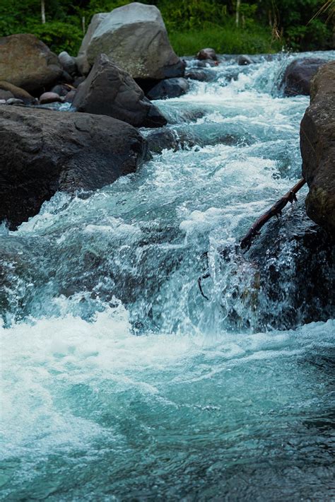 Sungai Yang Mengalir Di Atas Bebatuan Stock Photo At Vecteezy