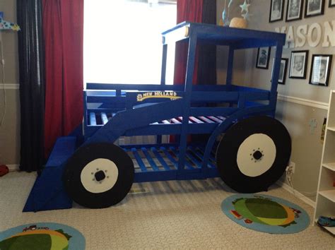 Детская кровать в виде трактора - фото