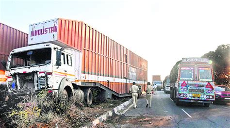 జాతీయ రహదారిపై రోడ్డు ప్రమాదం Sakshi