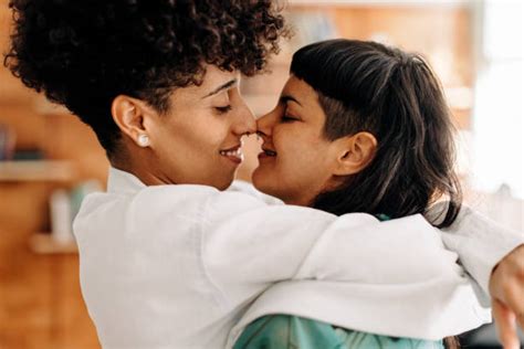 168 900 Fotos Bilder Und Lizenzfreie Bilder Zu Lesbians Istock