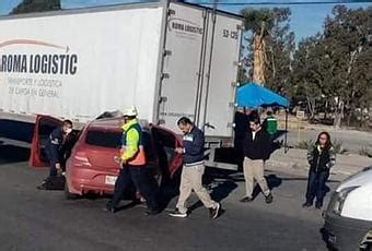 Conductor Choca Contra Tr Iler En La Carretera Queda Gravemente