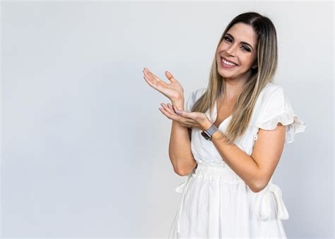 Una joven latina señala a los lados concepto de publicidad y presentación Foto Premium