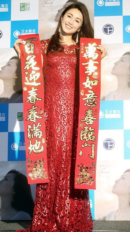 酒井法子復出後美貌不減，一身紅色蕾絲長裙出鏡，美到人心底 每日頭條