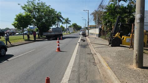 Jovem tem parte da perna amputada após bater motocicleta contra