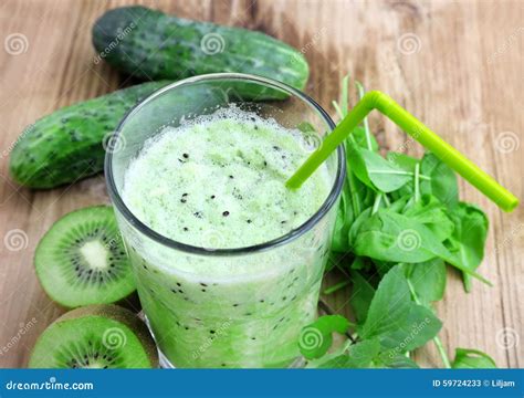 Smoothie Sano Del Detox Con Espinaca El Kiwi Y Los Pepinos Imagen De