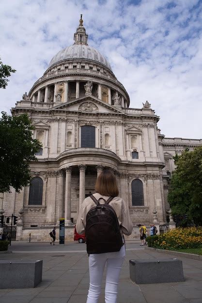 Mujer Visitando La Catedral De San Pablo En Londres Foto Premium