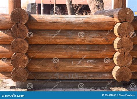 La Structure Est Faite De Rondins De Bois De La Maison En Rondins