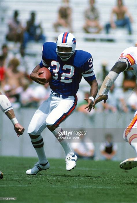 Oj Simpson Carrying The Ball For The Buffalo Bills