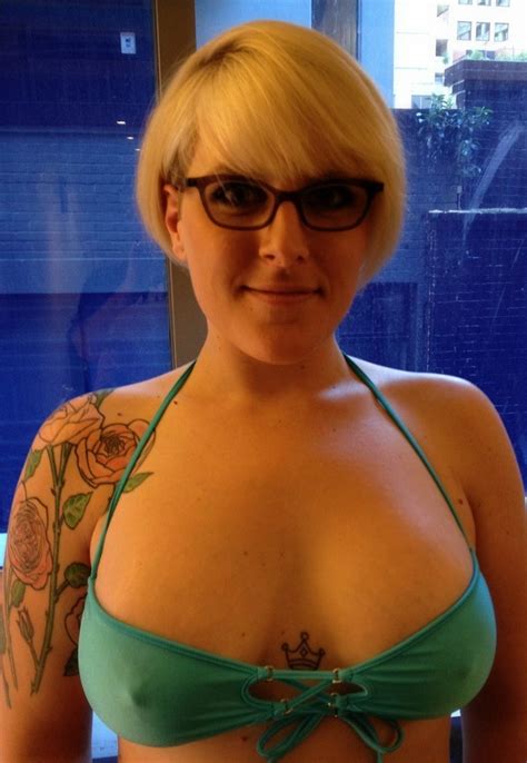 I Find Her Extremely Hot Porn Pic