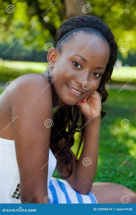 Verticale D Une Jeune Fille Africaine Photo Stock Image Du Ethnique