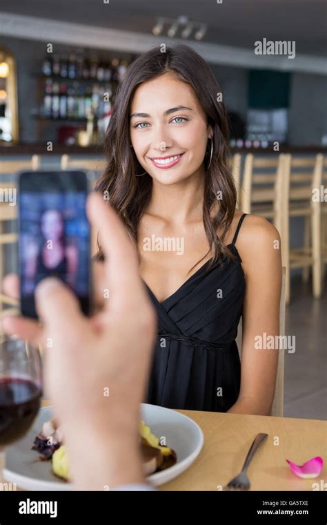 Belle femme mature avec jeune homme Banque de photographies et dimages à haute résolution Alamy